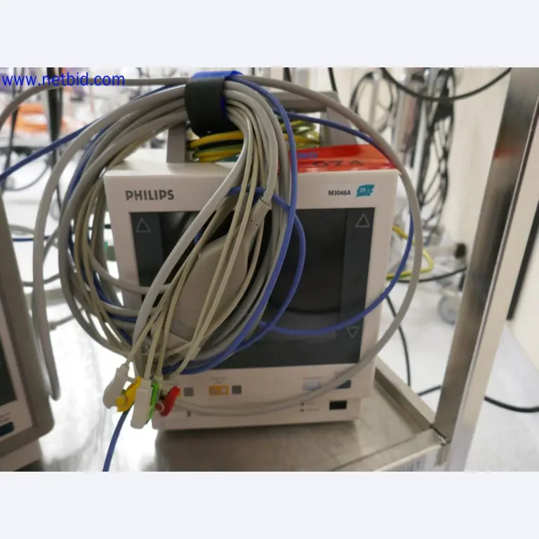 Appareils techniques médicaux, aménagement et mobilier d'un hôpital-1