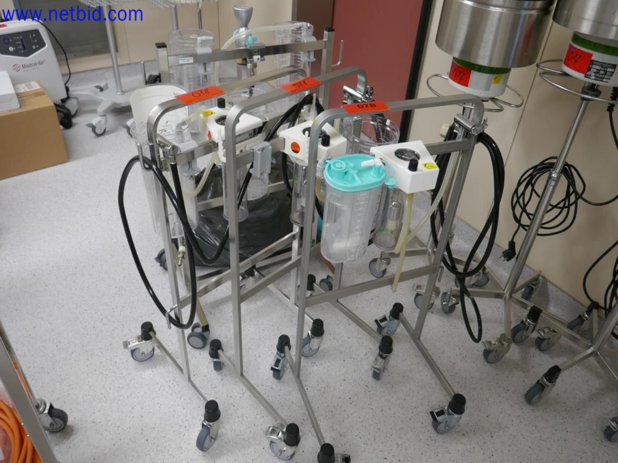 Medyczne urządzenia techniczne, wyposażenie i meble szpitalne-1