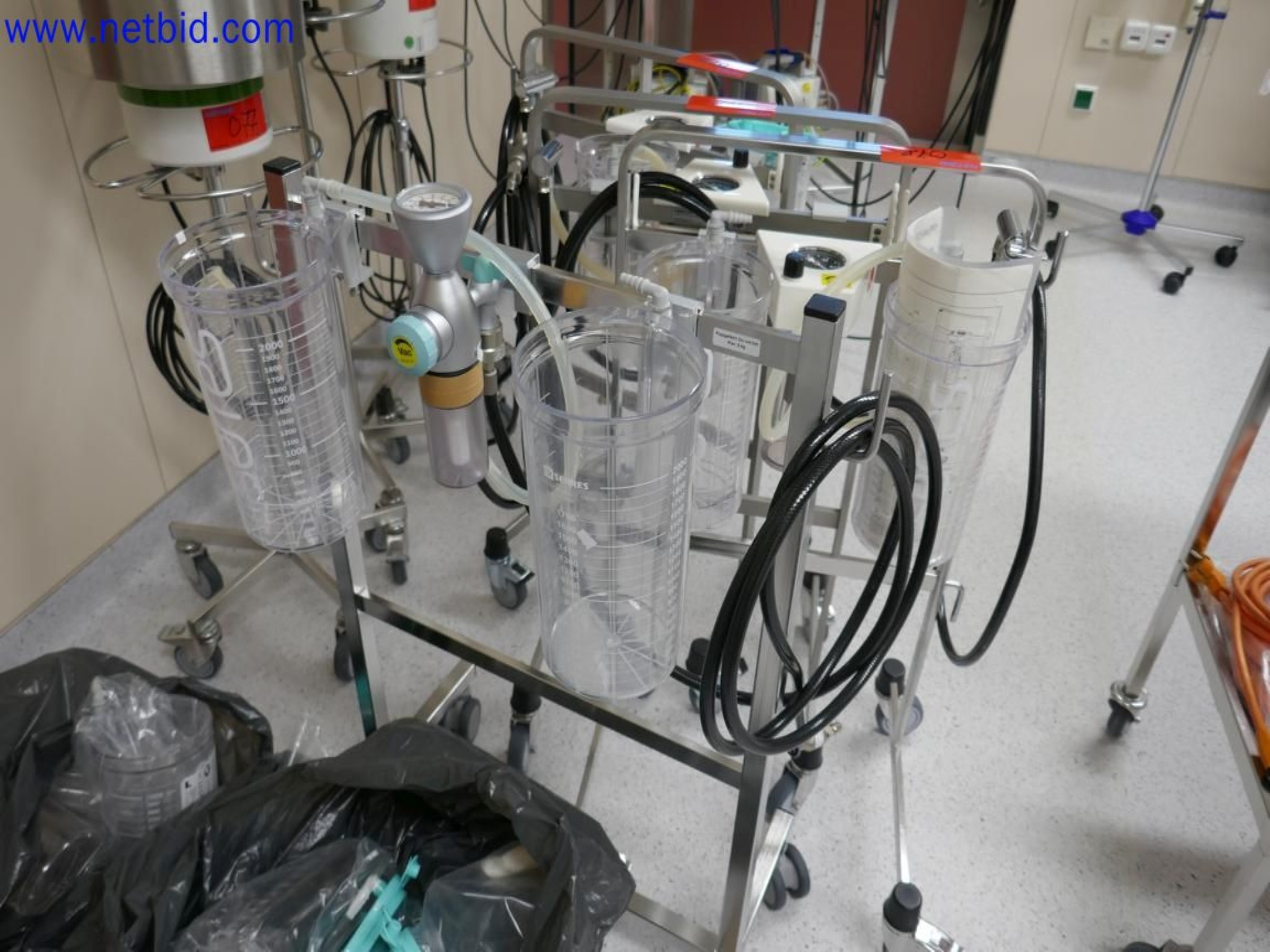 Medyczne urządzenia techniczne, wyposażenie i meble szpitalne-4