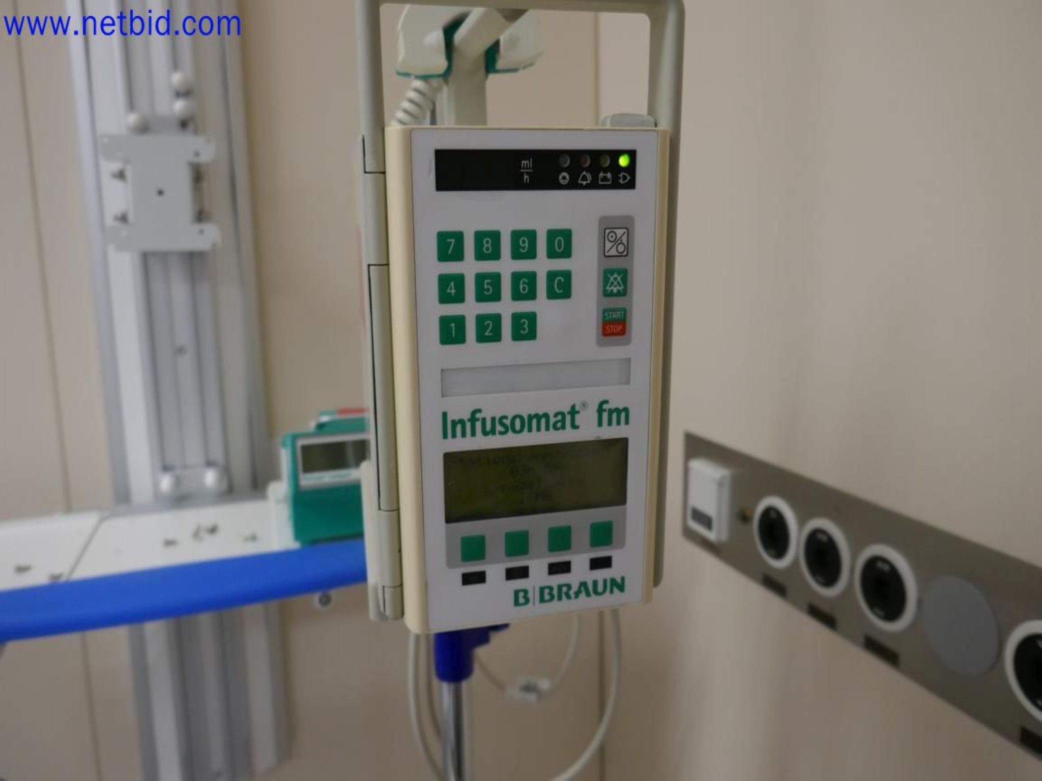 Medyczne urządzenia techniczne, wyposażenie i meble szpitalne-3