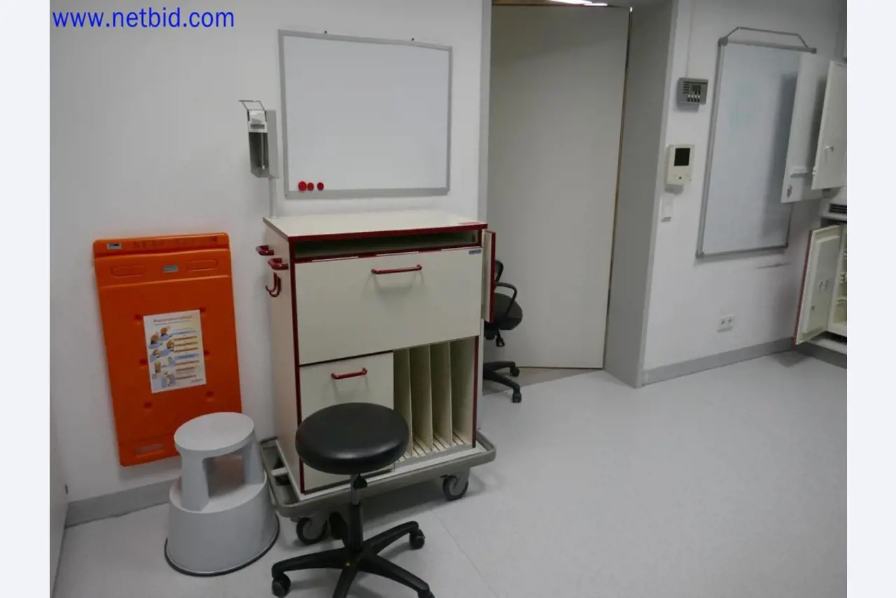 Medizinisch technische Geräte, Einrichtung und Mobiliar eines Krankenhauses-1