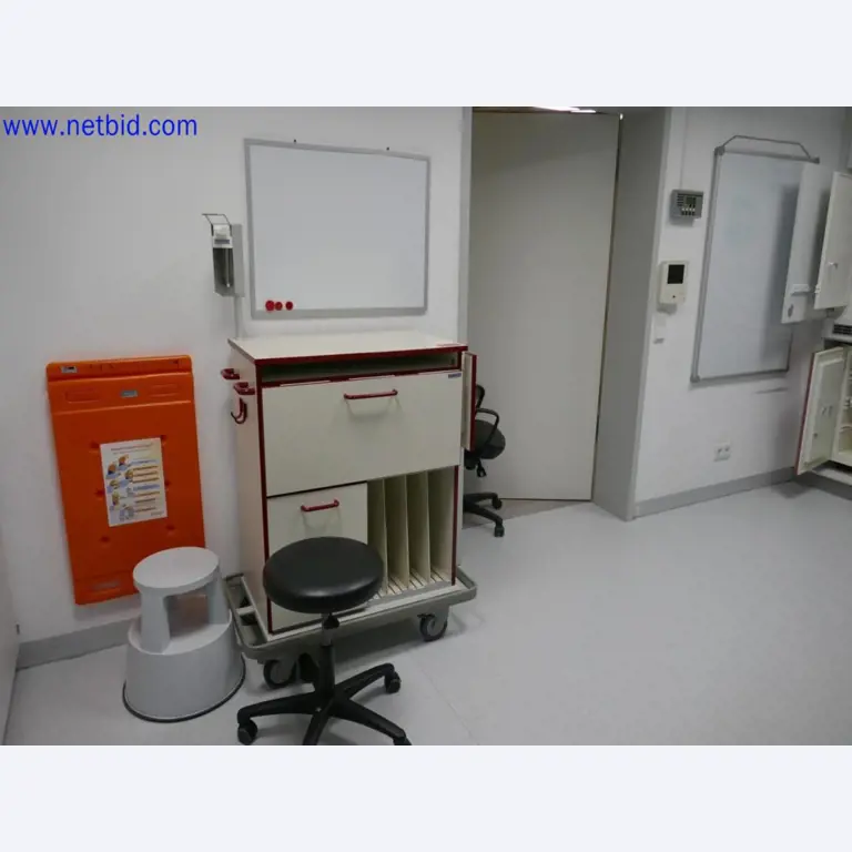 Medizinisch technische Geräte, Einrichtung und Mobiliar eines Krankenhauses-1