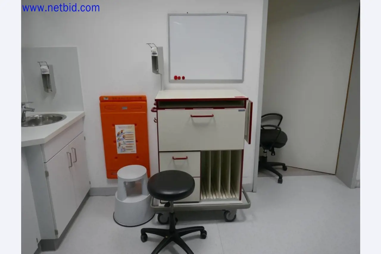 Medizinisch technische Geräte, Einrichtung und Mobiliar eines Krankenhauses-2