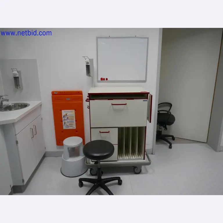 Medizinisch technische Geräte, Einrichtung und Mobiliar eines Krankenhauses-2