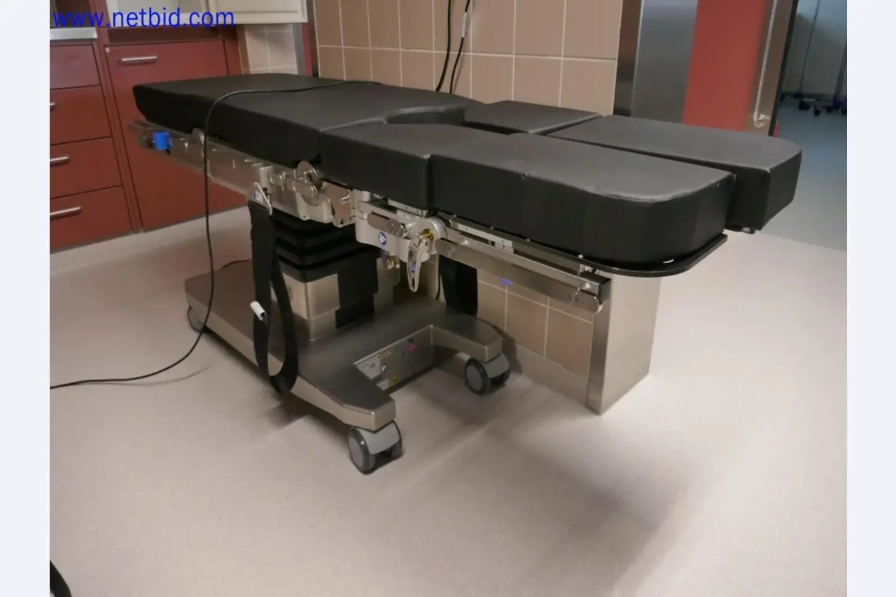 Medizinisch technische Geräte, Einrichtung und Mobiliar eines Krankenhauses-3