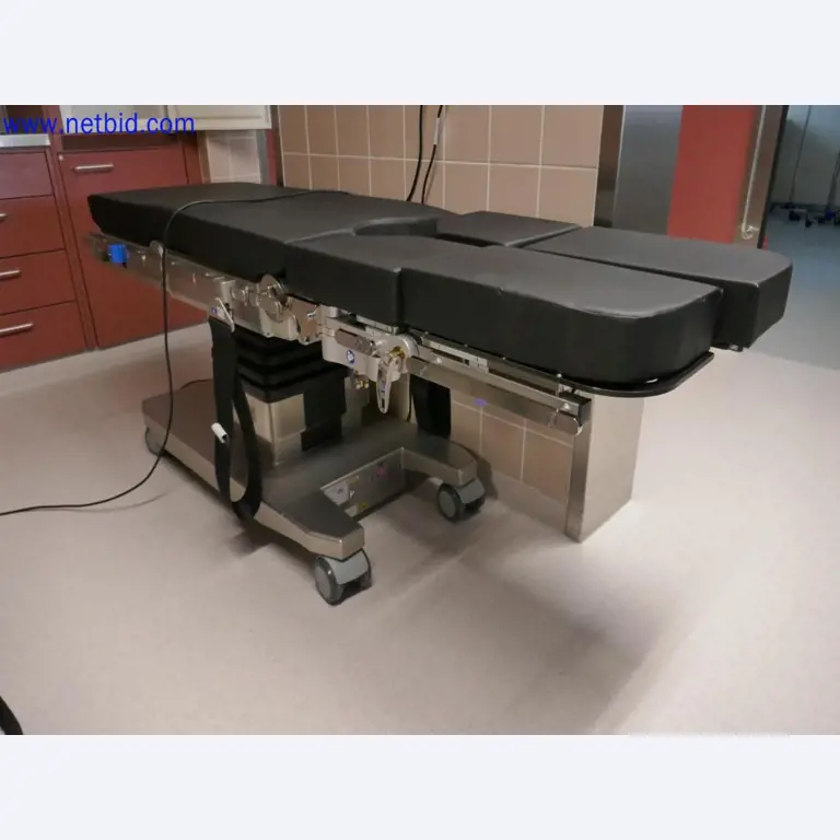 Medizinisch technische Geräte, Einrichtung und Mobiliar eines Krankenhauses-3