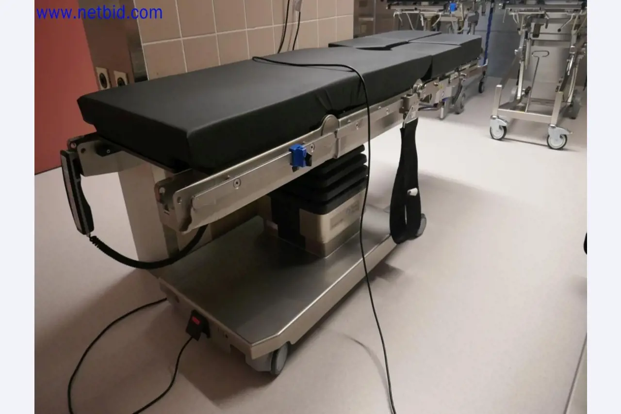 Medizinisch technische Geräte, Einrichtung und Mobiliar eines Krankenhauses-5