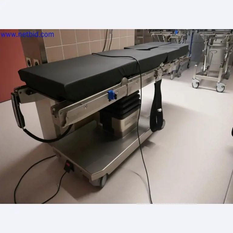 Medizinisch technische Geräte, Einrichtung und Mobiliar eines Krankenhauses-5