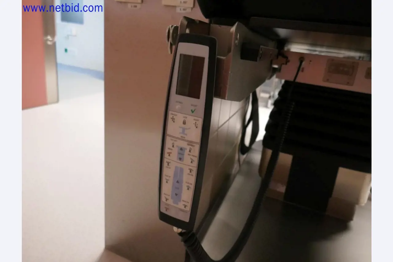 Medizinisch technische Geräte, Einrichtung und Mobiliar eines Krankenhauses-6