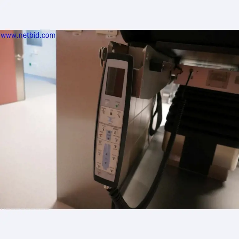 Medizinisch technische Geräte, Einrichtung und Mobiliar eines Krankenhauses-6