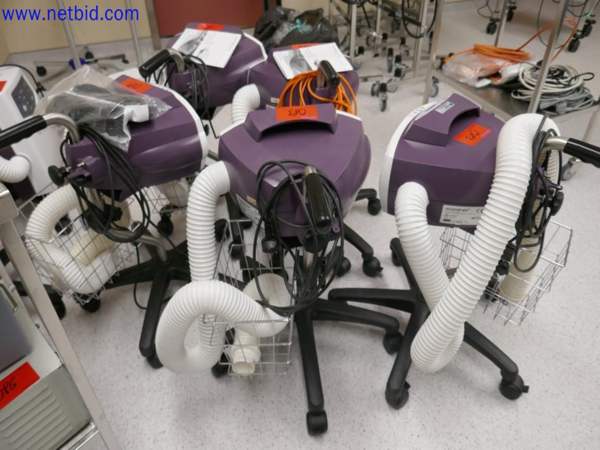 Medyczne urządzenia techniczne, wyposażenie i meble szpitalne-3