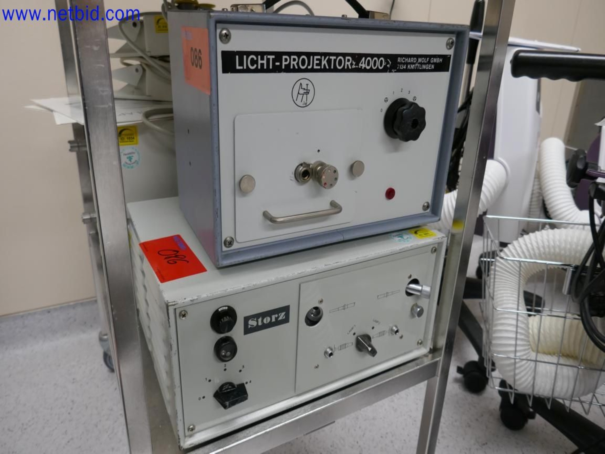 Medyczne urządzenia techniczne, wyposażenie i meble szpitalne-3