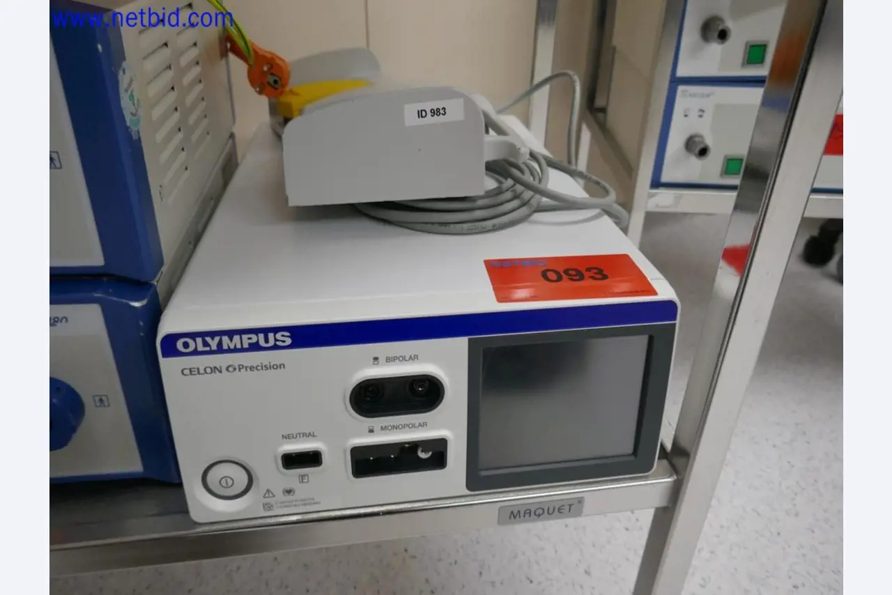 Medizinisch technische Geräte, Einrichtung und Mobiliar eines Krankenhauses-1