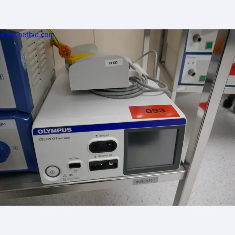 Medizinisch technische Geräte, Einrichtung und Mobiliar eines Krankenhauses-1