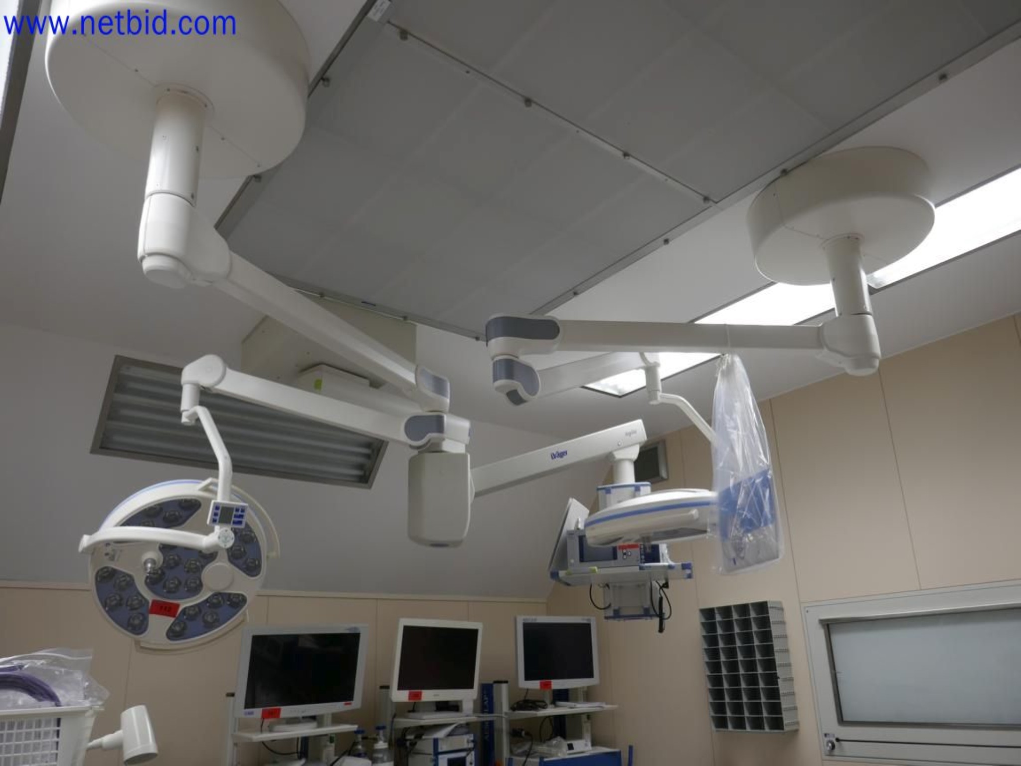 Medyczne urządzenia techniczne, wyposażenie i meble szpitalne-1