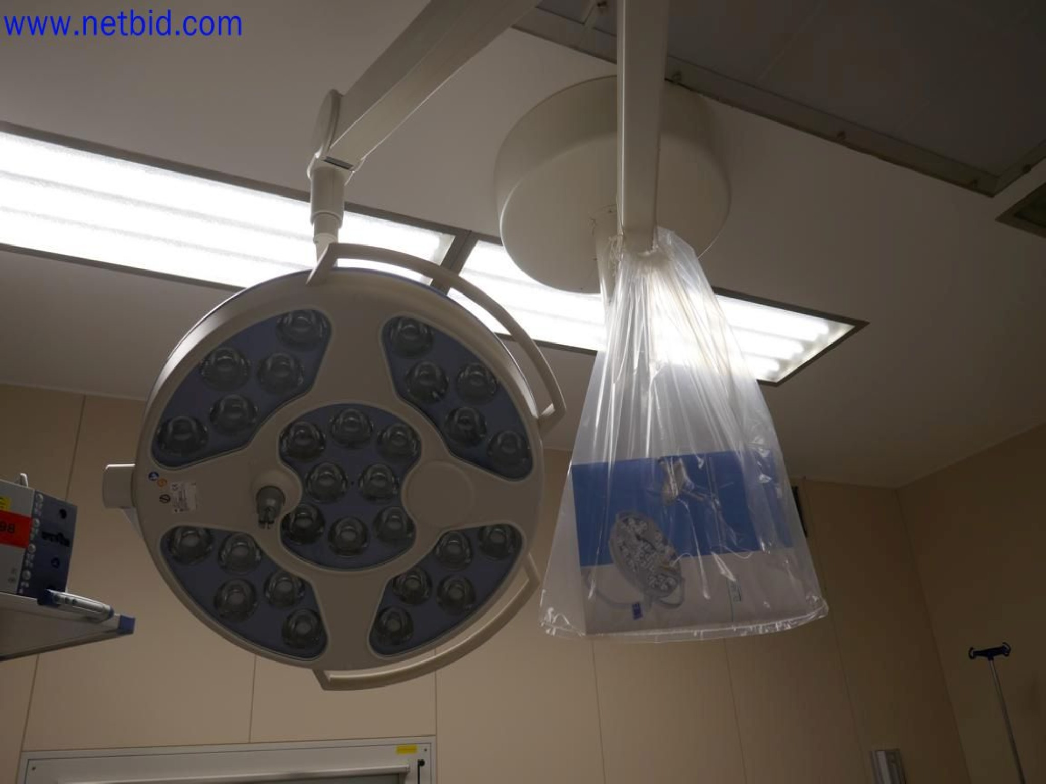 Medyczne urządzenia techniczne, wyposażenie i meble szpitalne-5