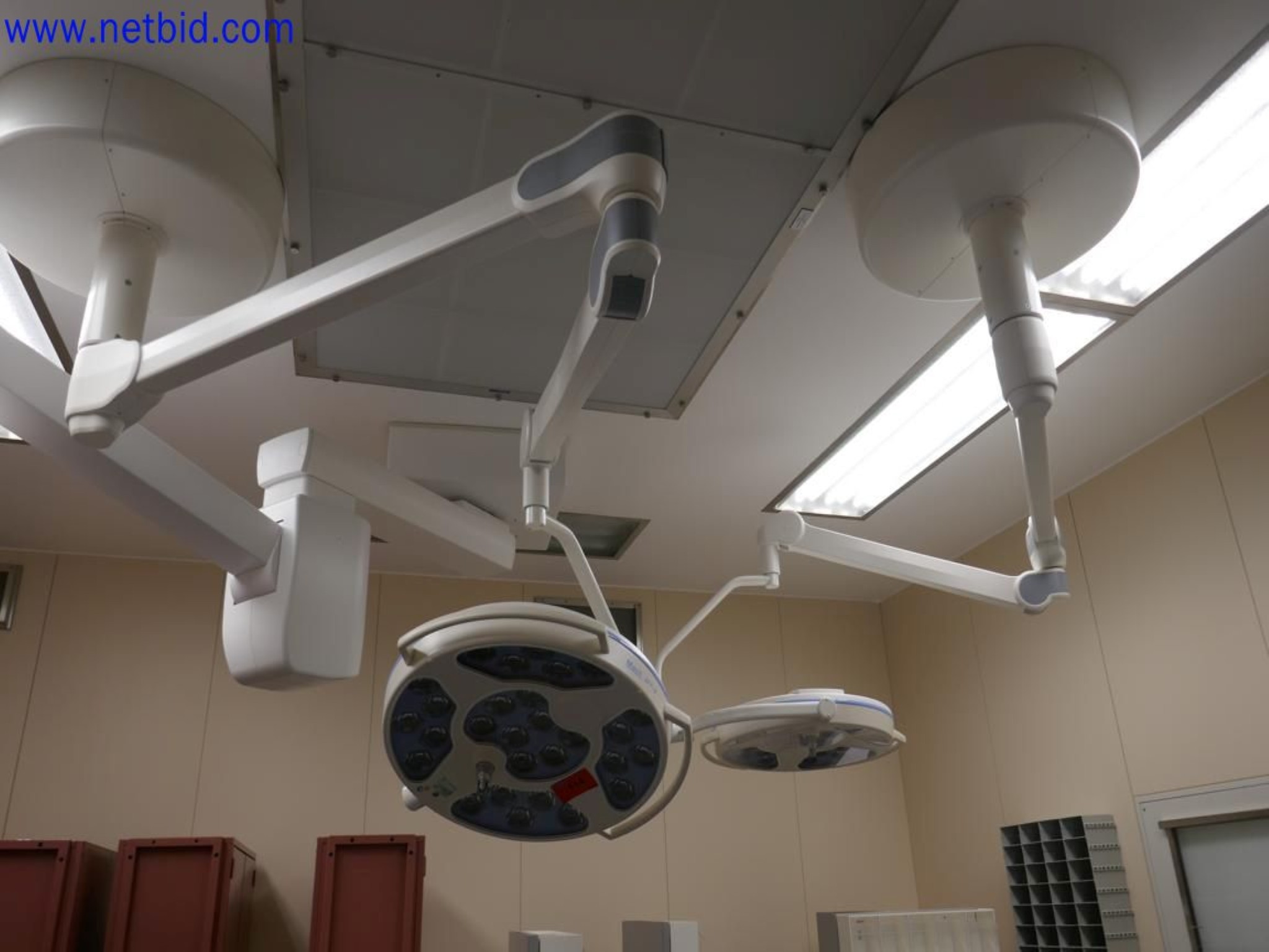 Medyczne urządzenia techniczne, wyposażenie i meble szpitalne-1