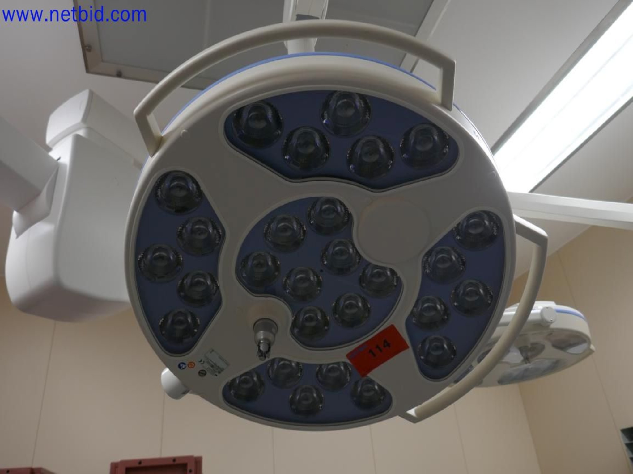 Medyczne urządzenia techniczne, wyposażenie i meble szpitalne-3