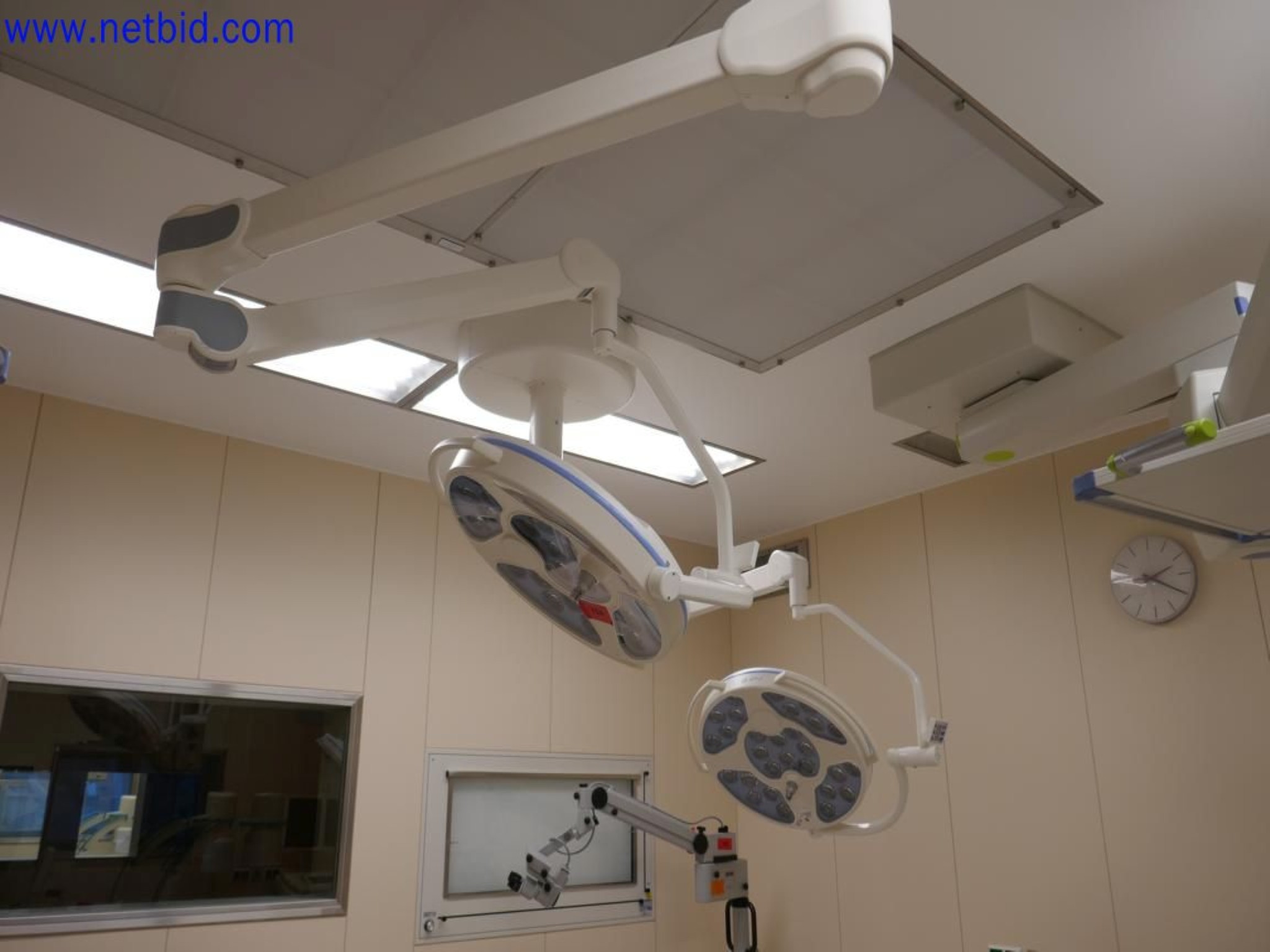 Medyczne urządzenia techniczne, wyposażenie i meble szpitalne-1