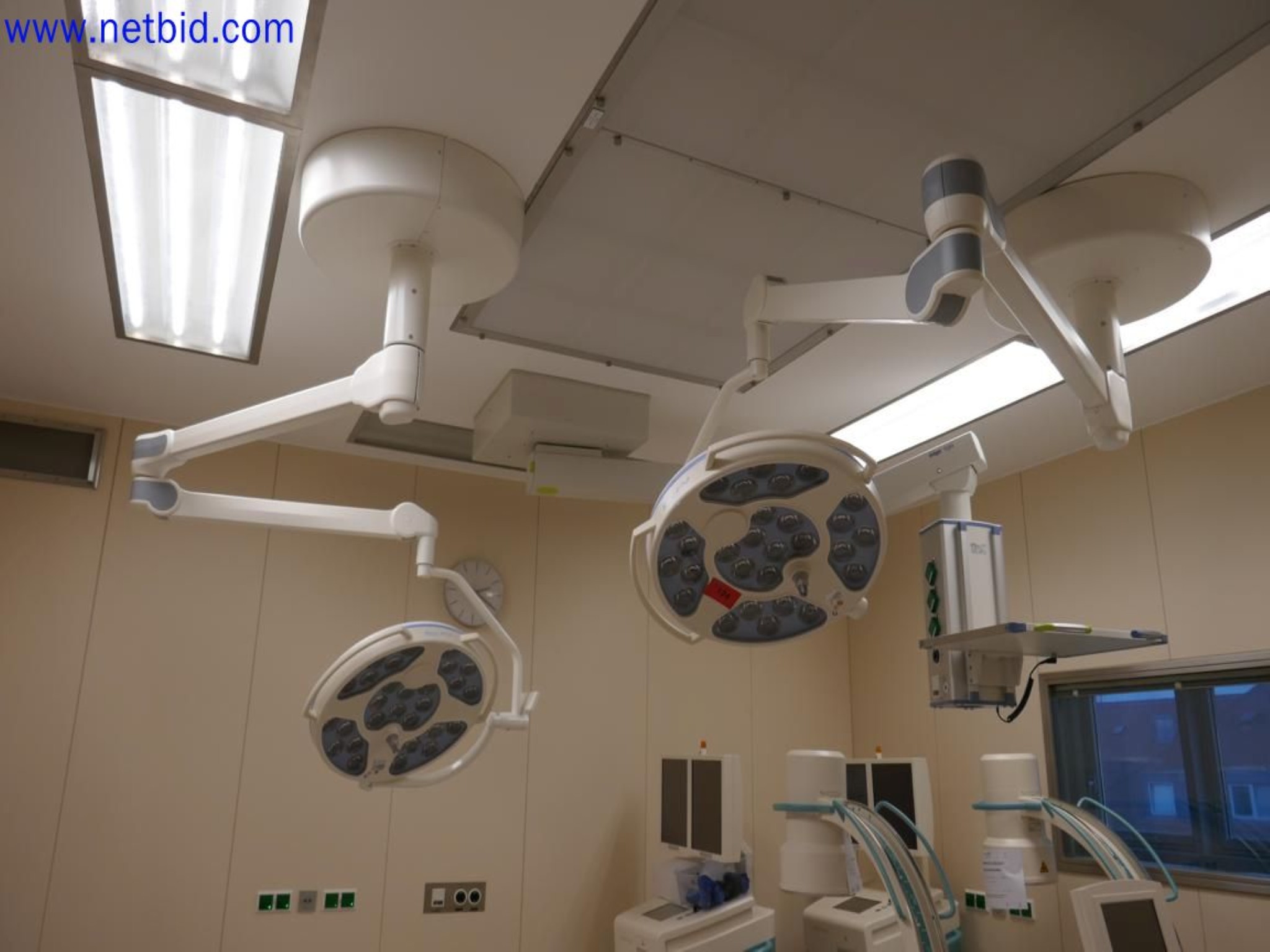 Medyczne urządzenia techniczne, wyposażenie i meble szpitalne-3