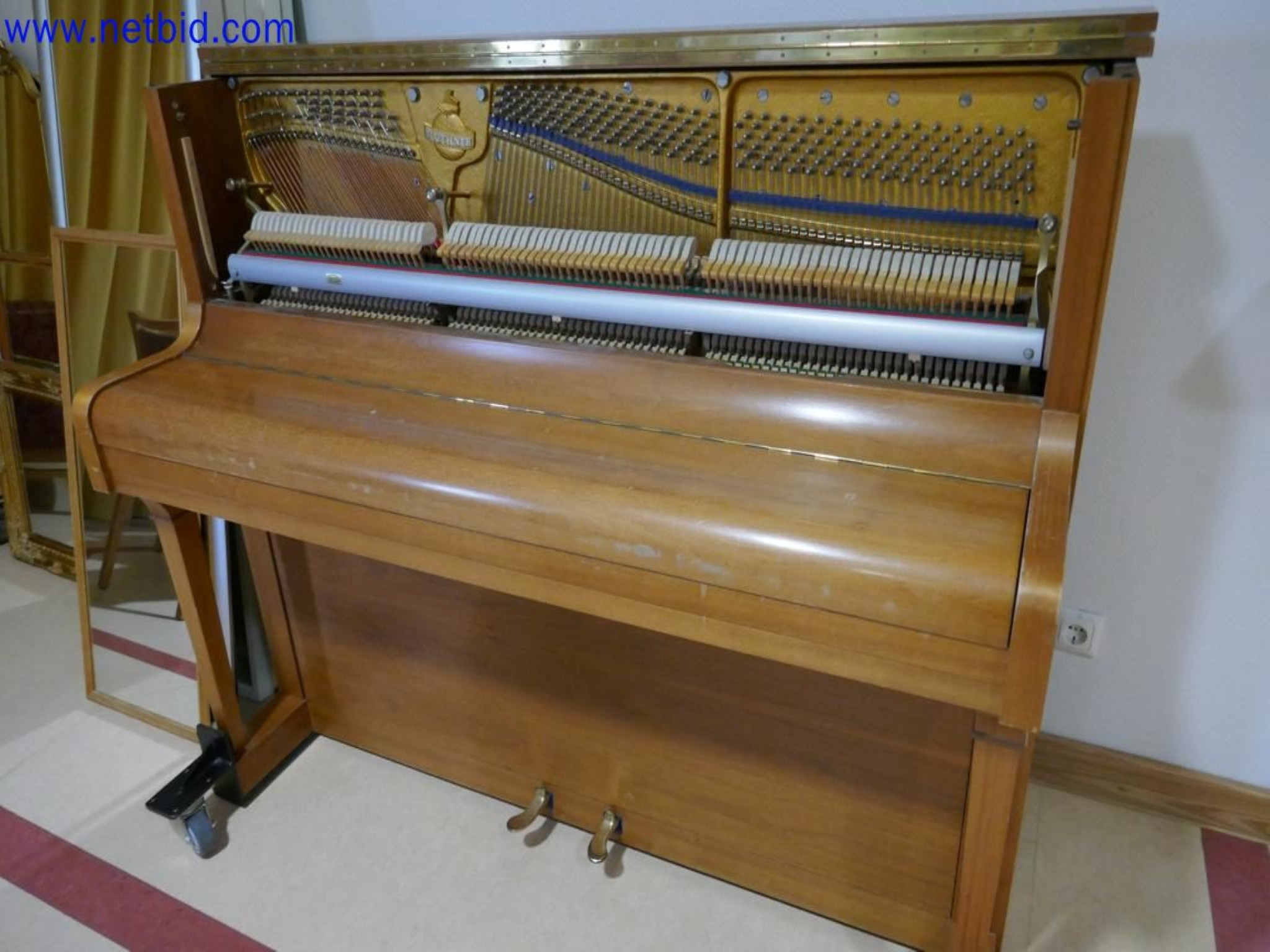 Medyczne urządzenia techniczne, wyposażenie i meble szpitalne-3