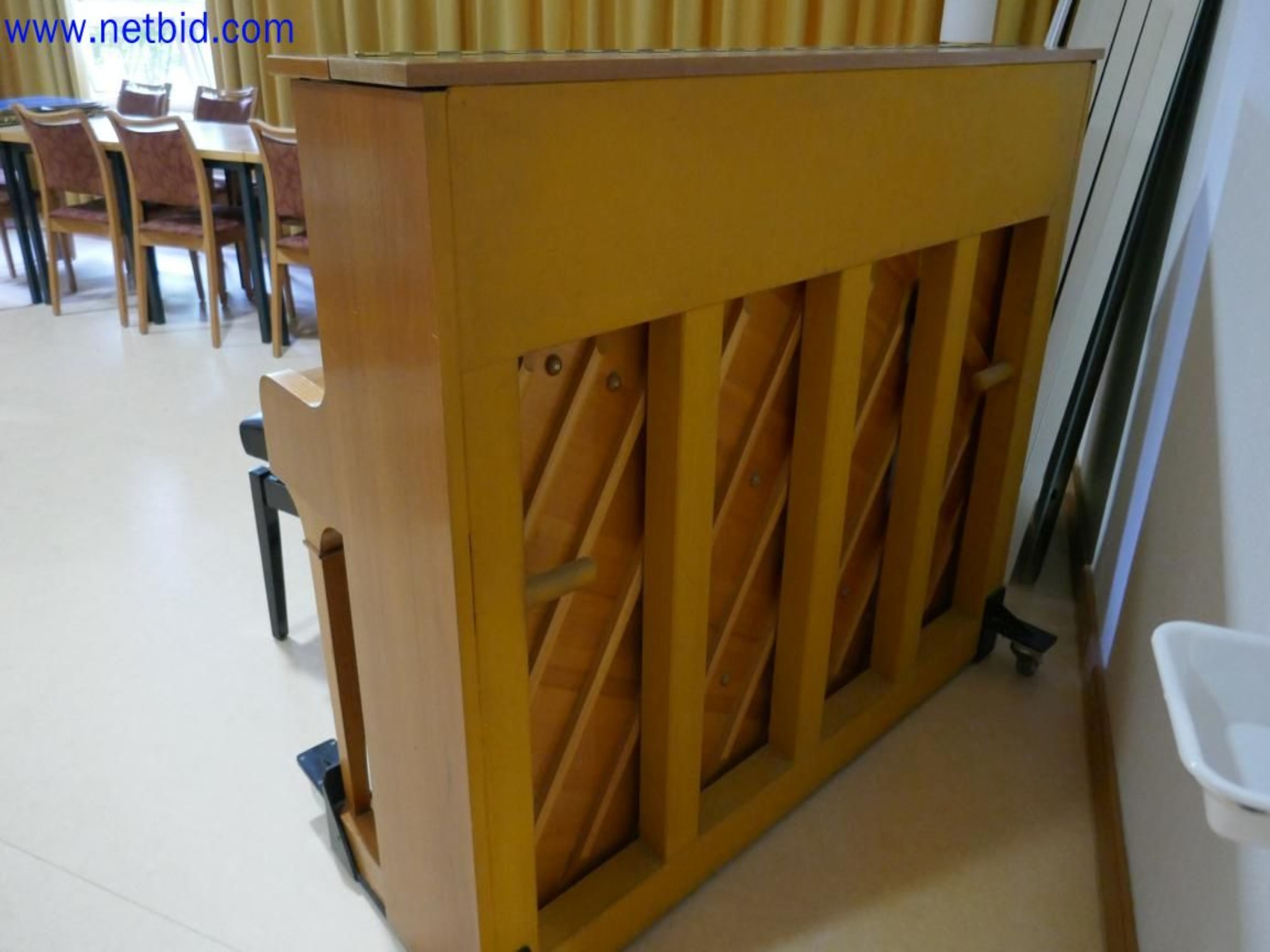 Medyczne urządzenia techniczne, wyposażenie i meble szpitalne-6