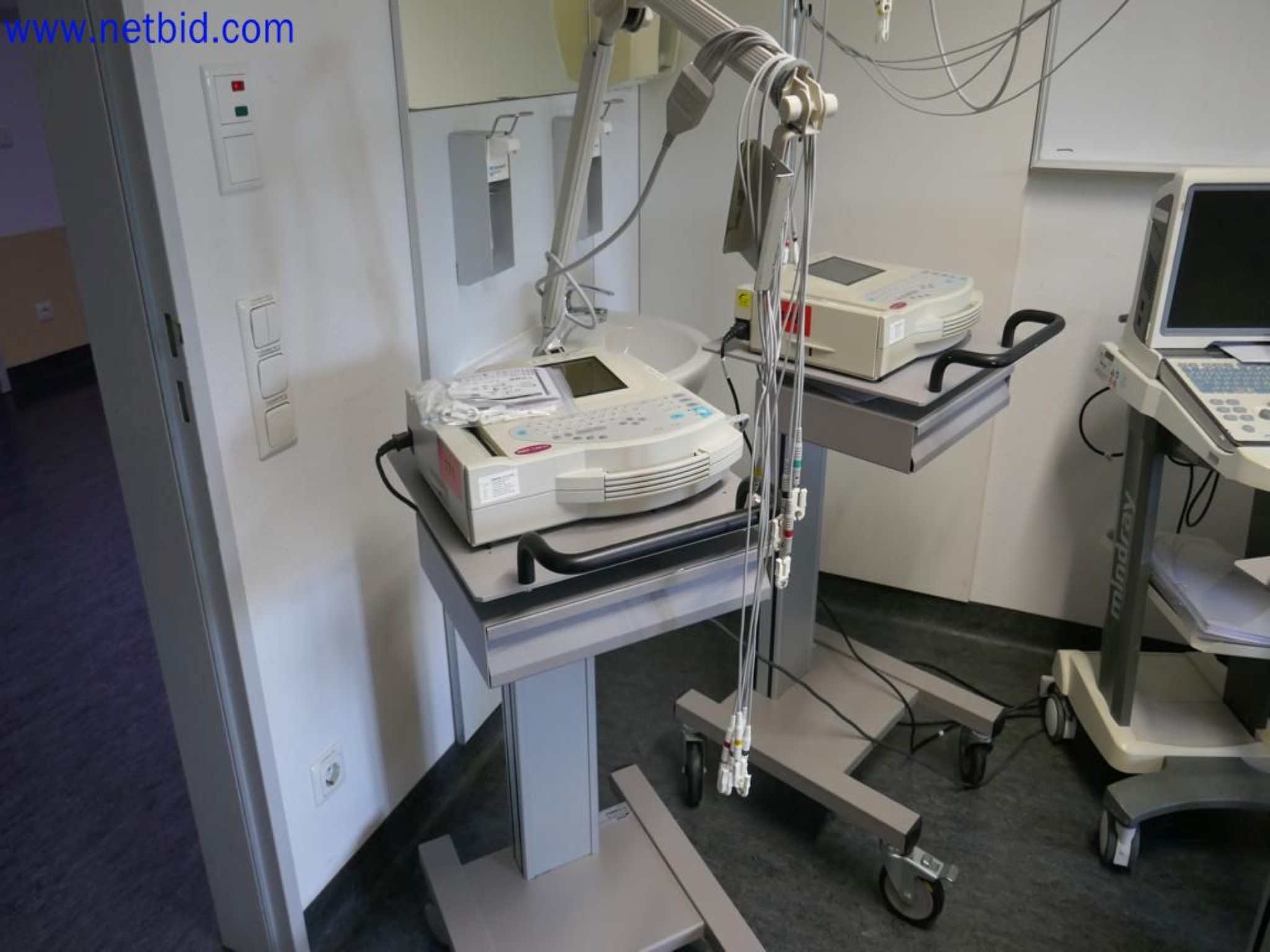 Medyczne urządzenia techniczne, wyposażenie i meble szpitalne-1