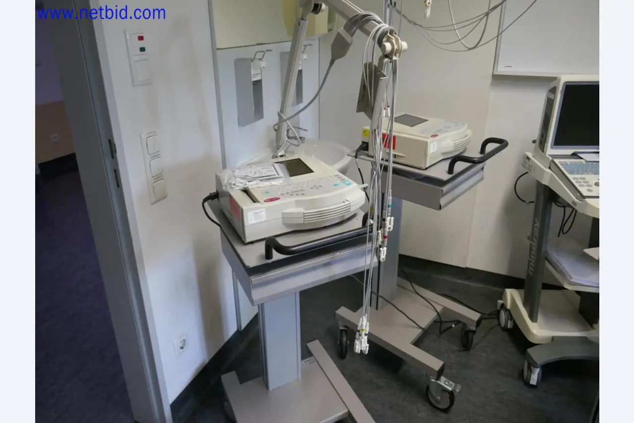 Medyczne urządzenia techniczne, wyposażenie i meble szpitalne-1