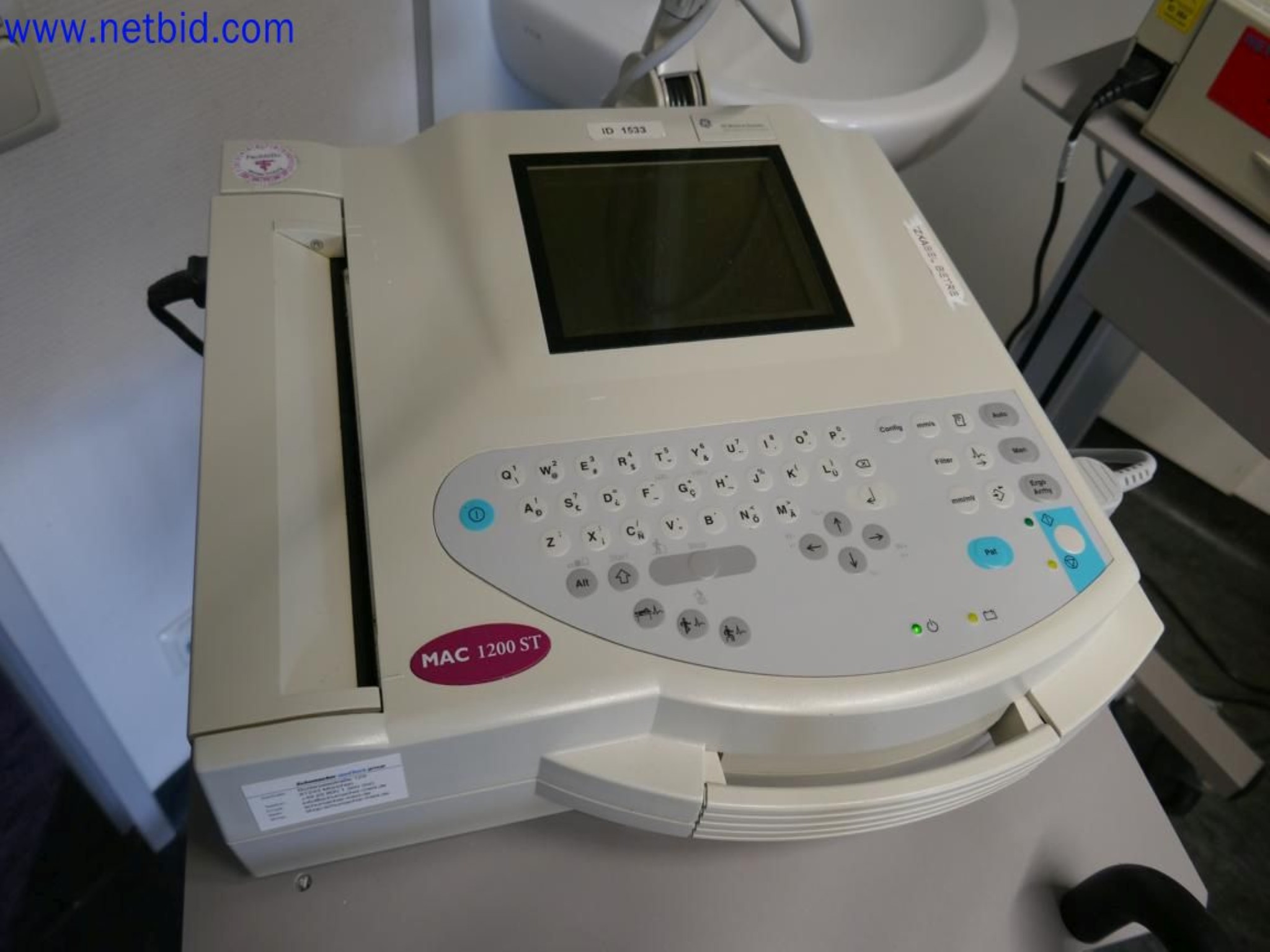 Medyczne urządzenia techniczne, wyposażenie i meble szpitalne-2