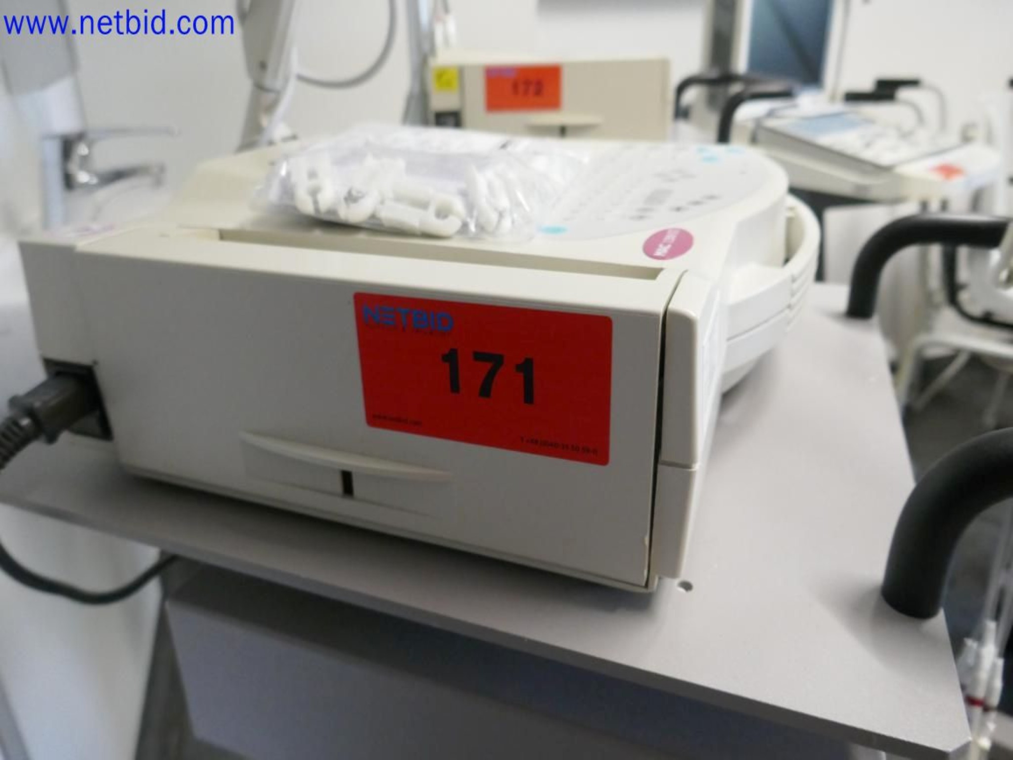 Medyczne urządzenia techniczne, wyposażenie i meble szpitalne-3