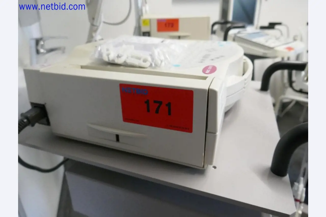 Medyczne urządzenia techniczne, wyposażenie i meble szpitalne-3