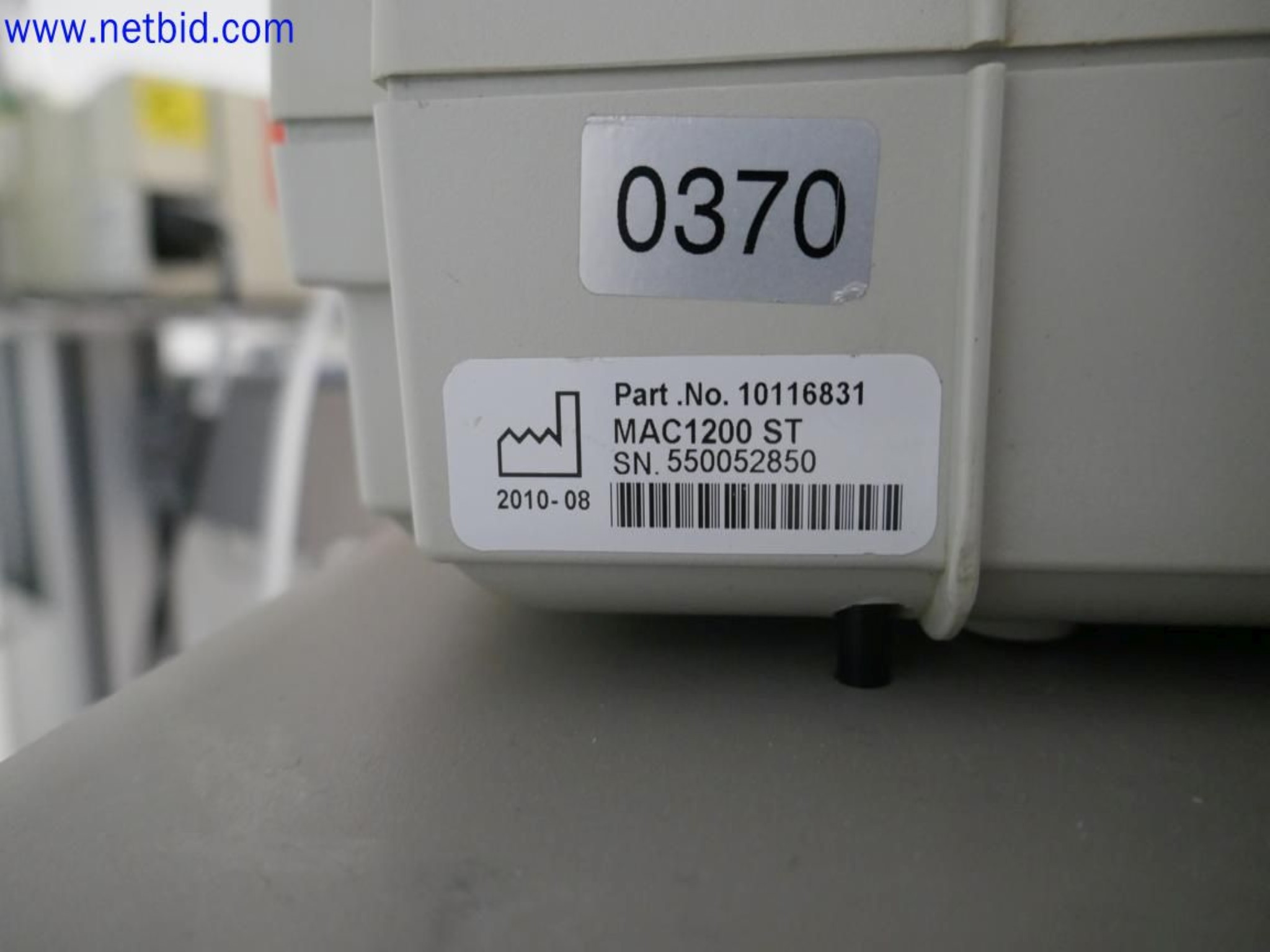 Medyczne urządzenia techniczne, wyposażenie i meble szpitalne-4