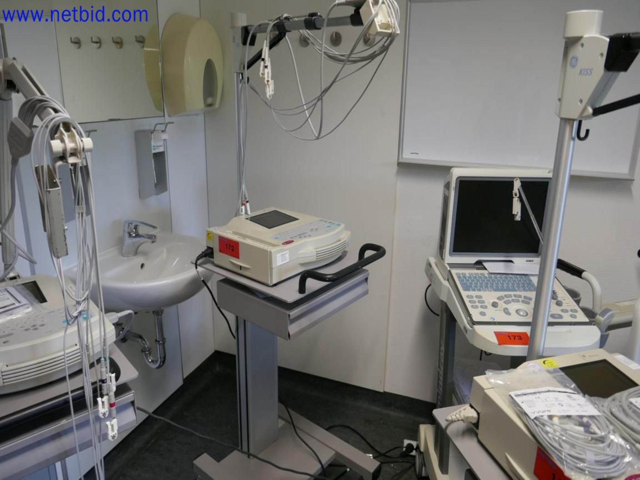 Medyczne urządzenia techniczne, wyposażenie i meble szpitalne-1