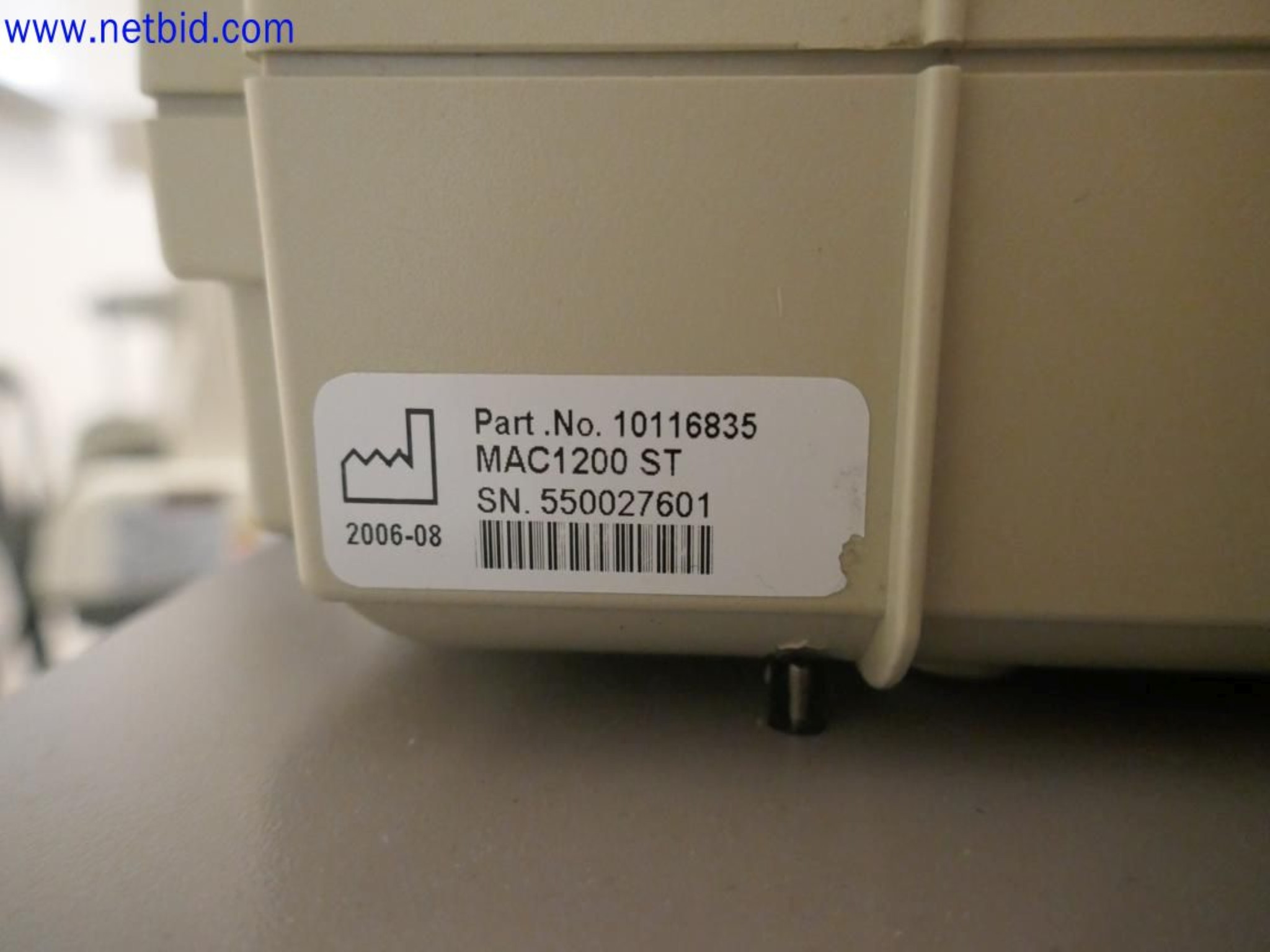 Medyczne urządzenia techniczne, wyposażenie i meble szpitalne-3