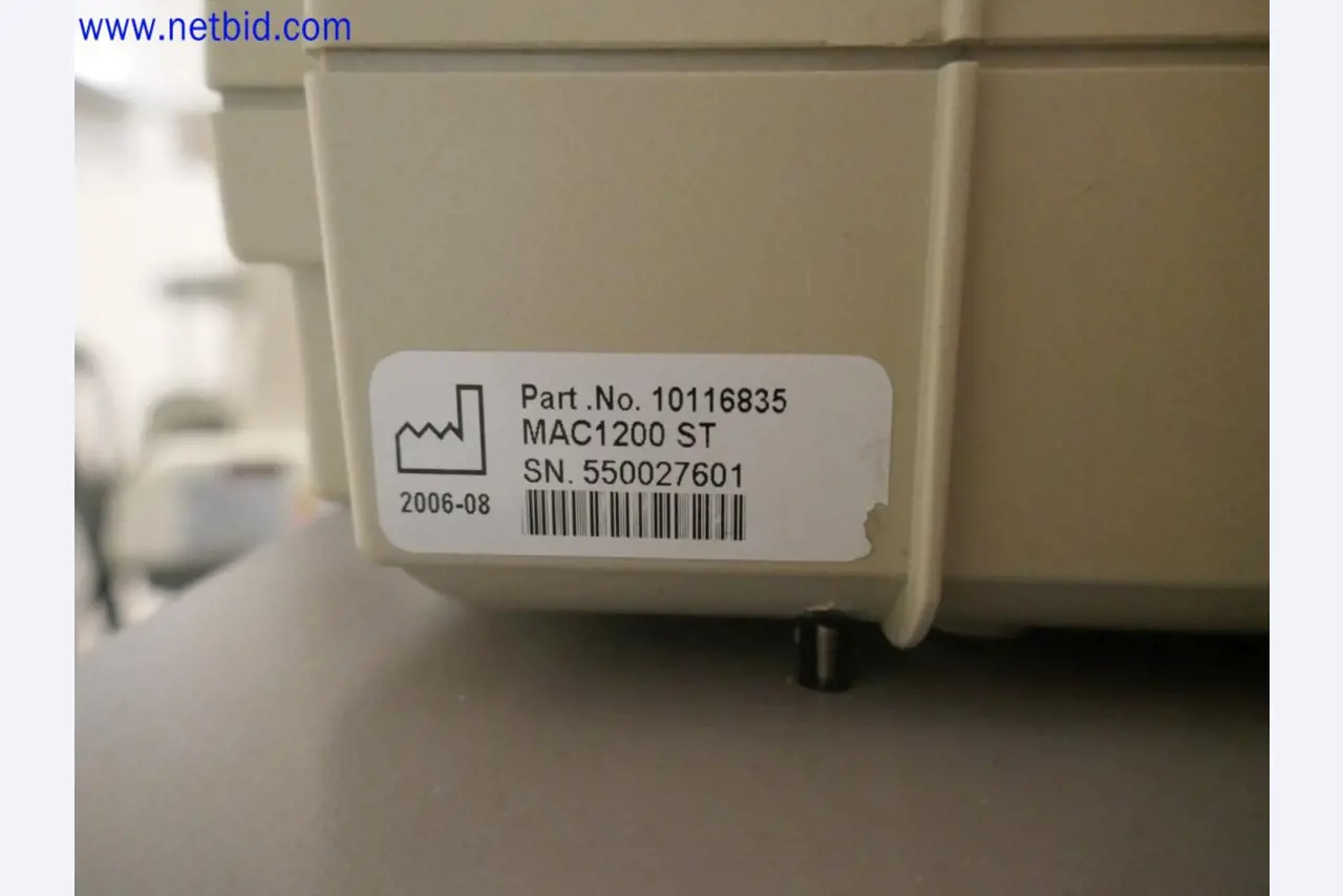 Medyczne urządzenia techniczne, wyposażenie i meble szpitalne-3