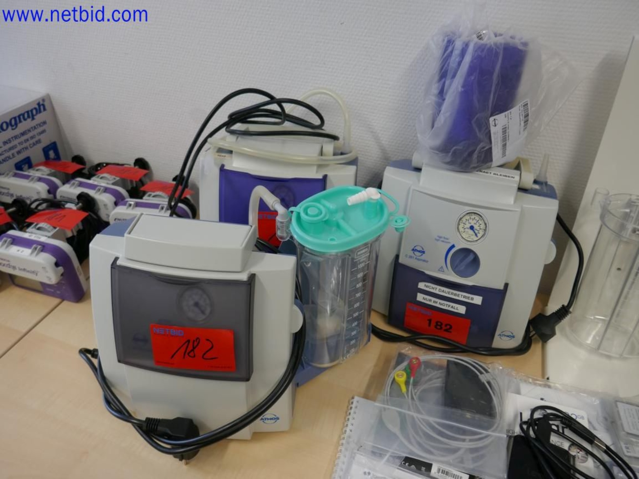 Medyczne urządzenia techniczne, wyposażenie i meble szpitalne-3