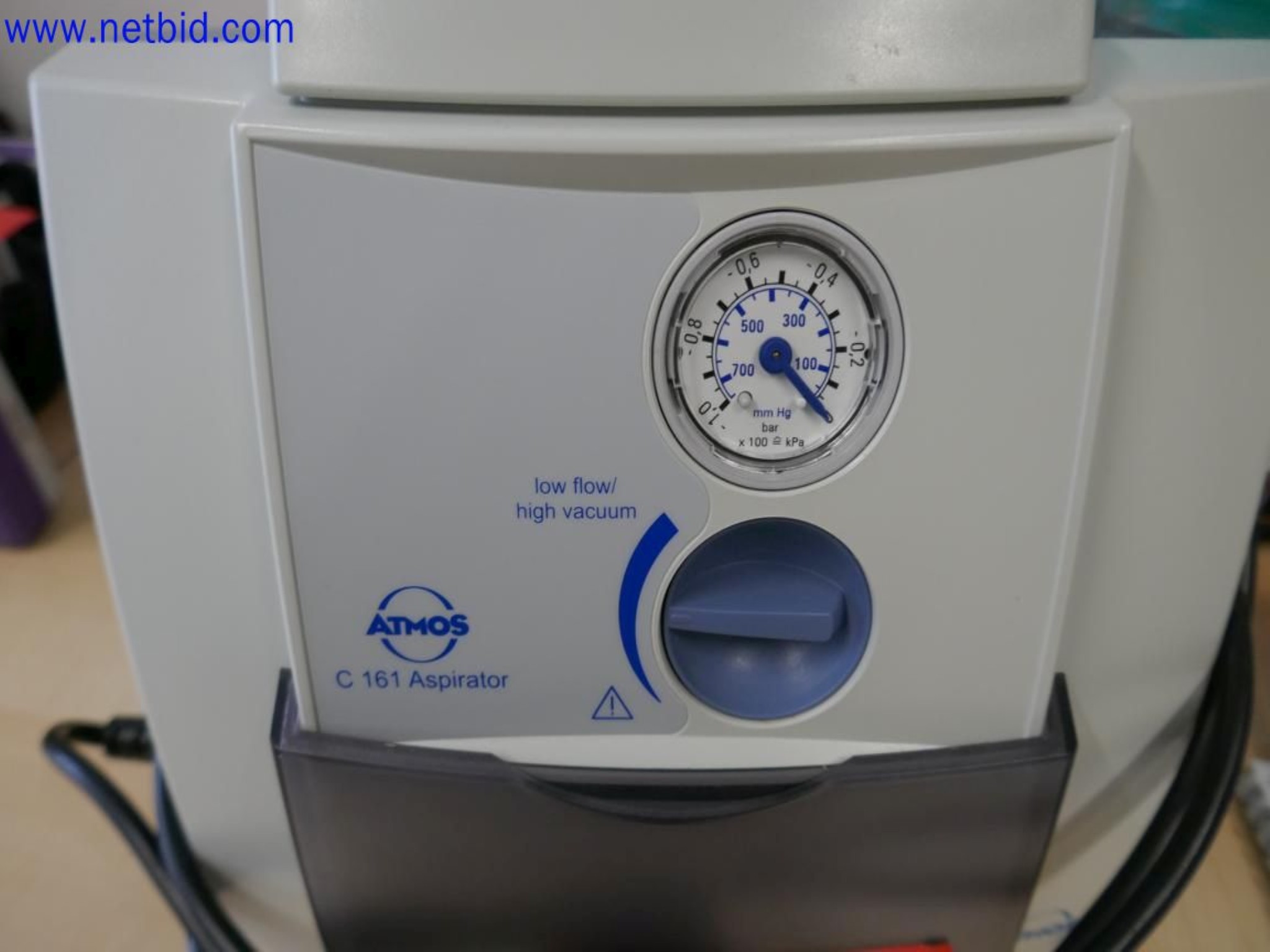 Medyczne urządzenia techniczne, wyposażenie i meble szpitalne-4