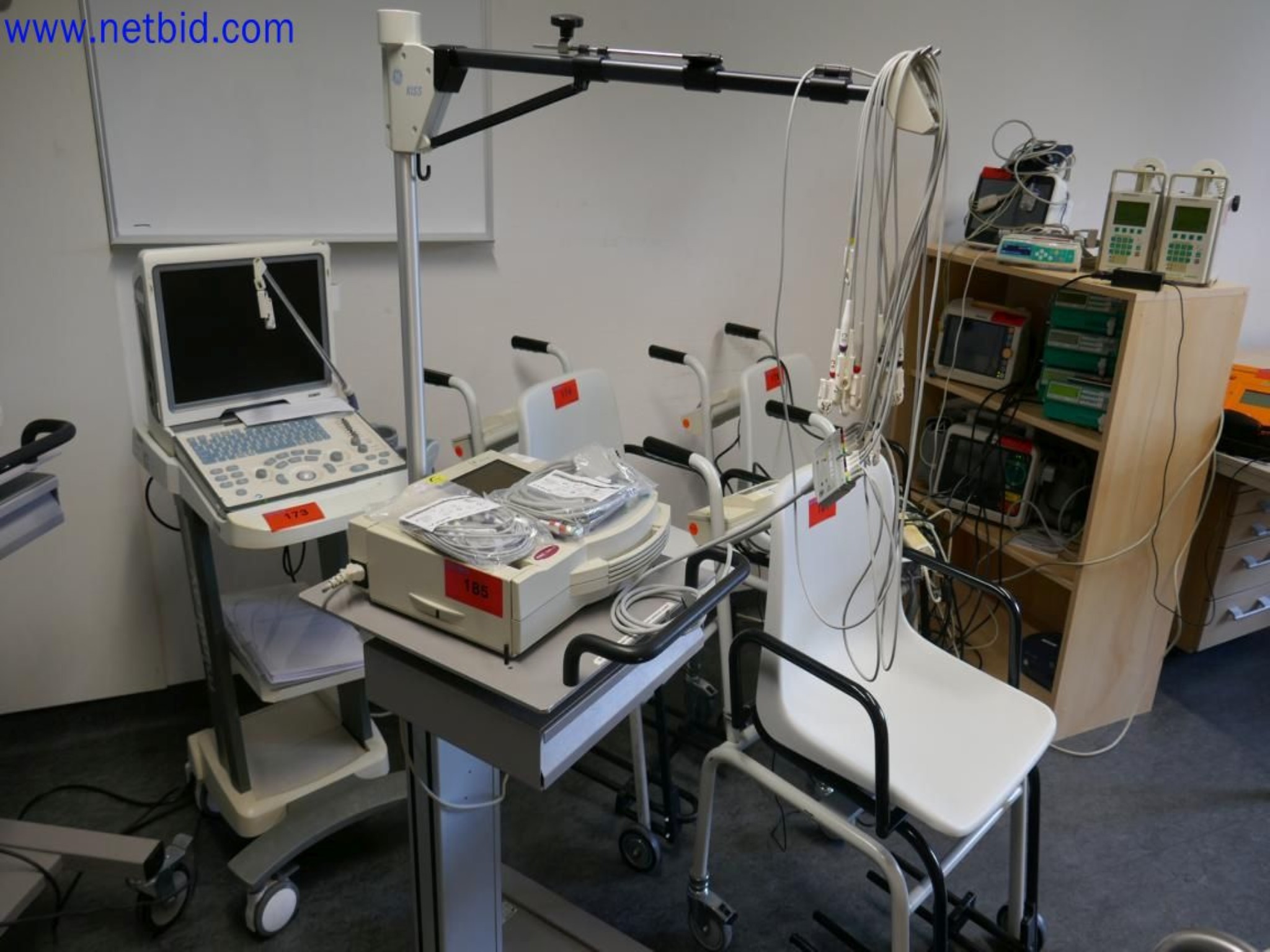 Medyczne urządzenia techniczne, wyposażenie i meble szpitalne-1