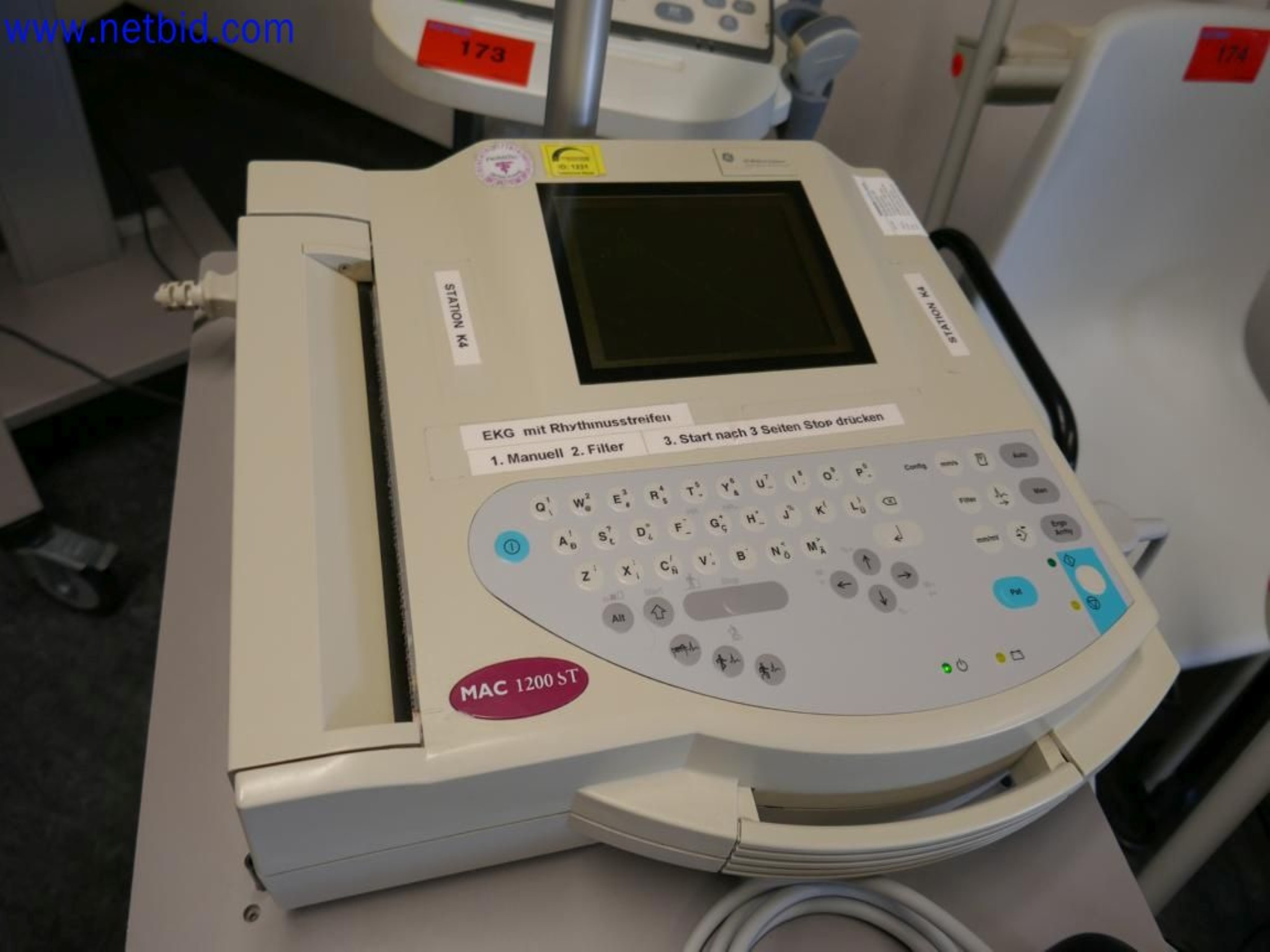 Medyczne urządzenia techniczne, wyposażenie i meble szpitalne-2