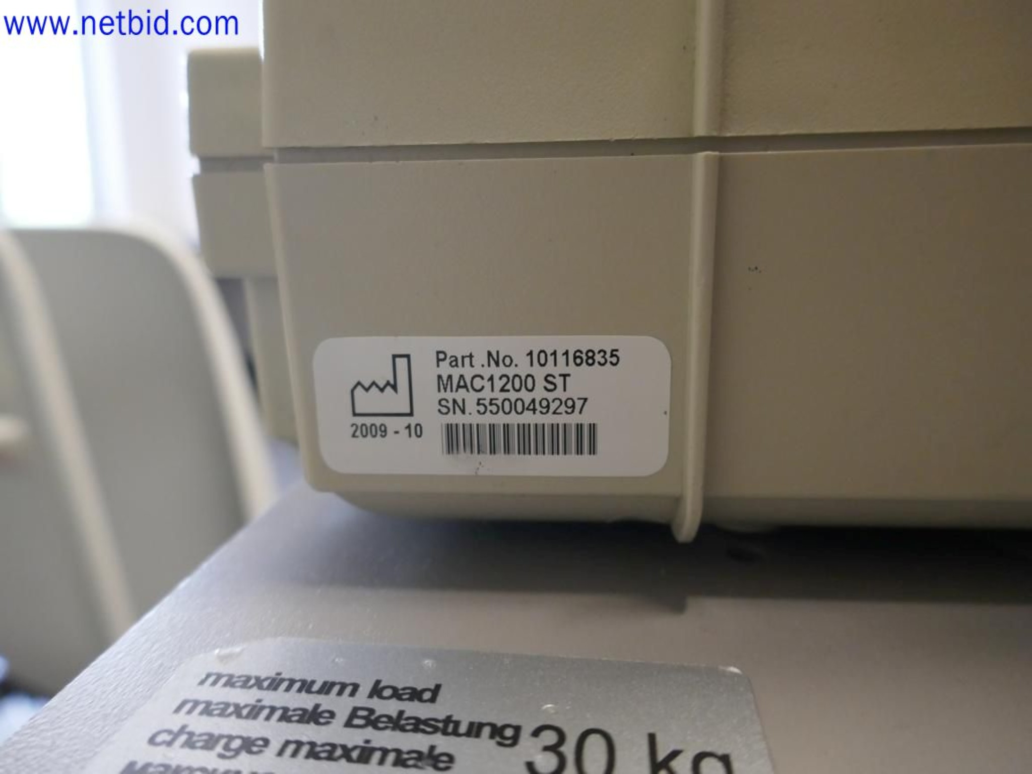 Medyczne urządzenia techniczne, wyposażenie i meble szpitalne-3