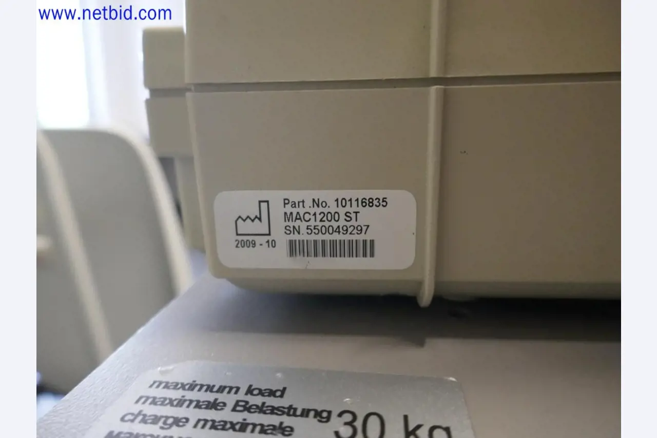 Medyczne urządzenia techniczne, wyposażenie i meble szpitalne-3