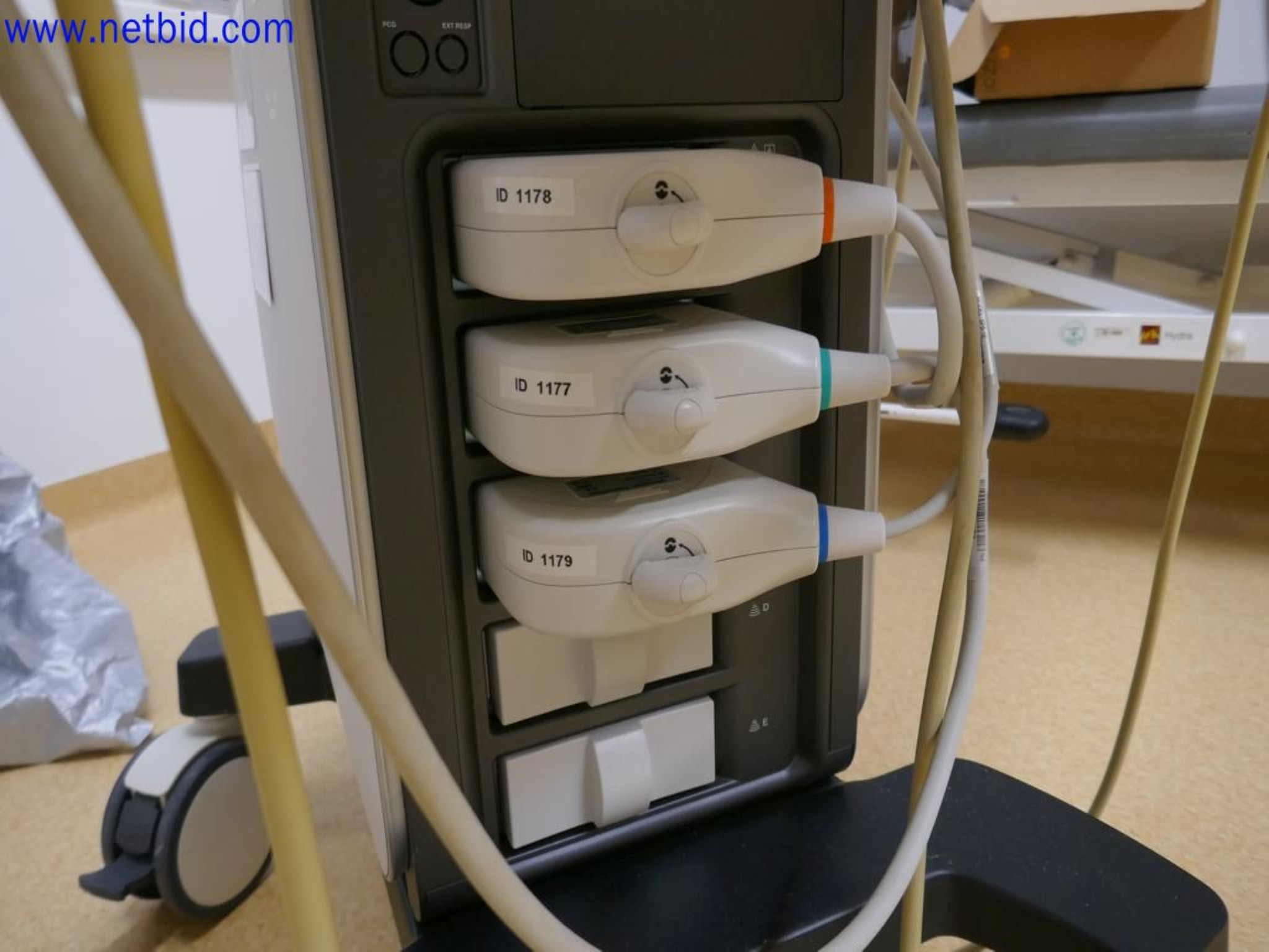 Medyczne urządzenia techniczne, wyposażenie i meble szpitalne-1