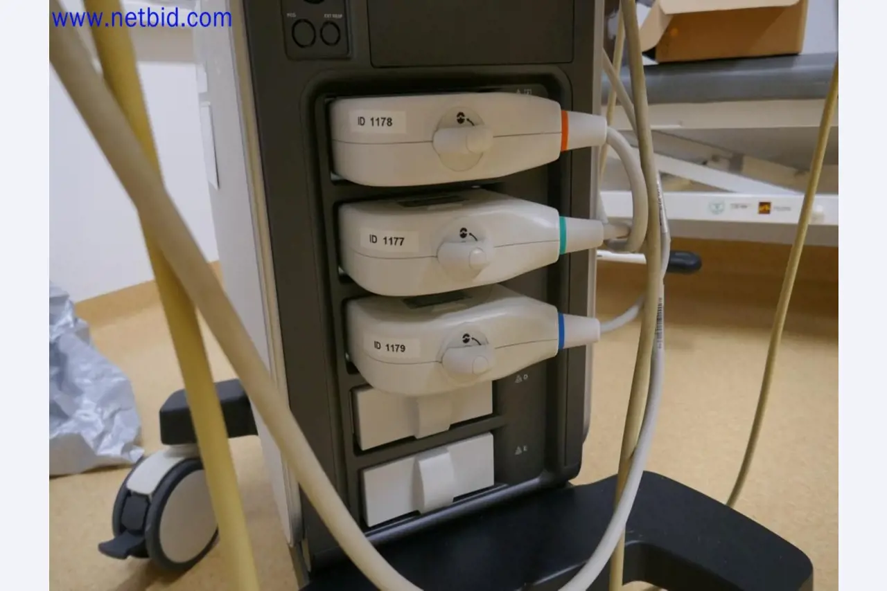 Medyczne urządzenia techniczne, wyposażenie i meble szpitalne-1