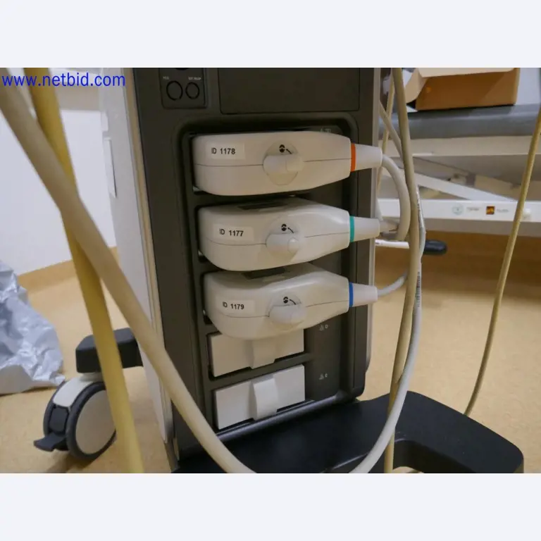 Medyczne urządzenia techniczne, wyposażenie i meble szpitalne-1