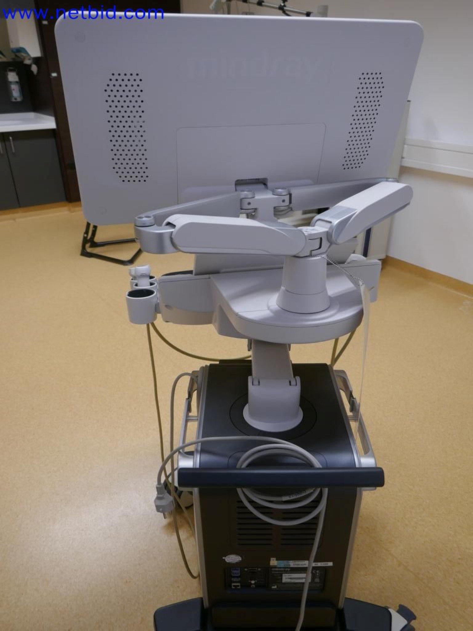 Medyczne urządzenia techniczne, wyposażenie i meble szpitalne-4