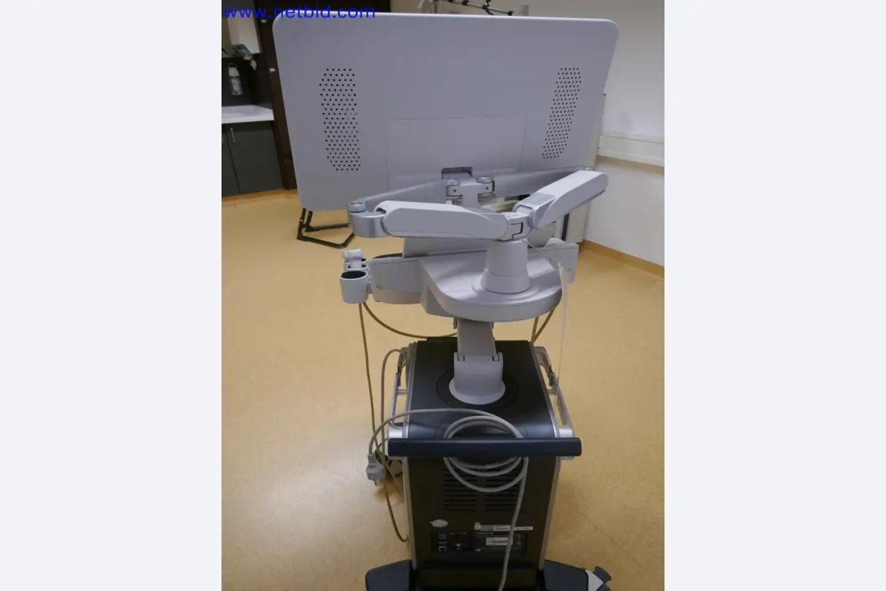 Medyczne urządzenia techniczne, wyposażenie i meble szpitalne-4