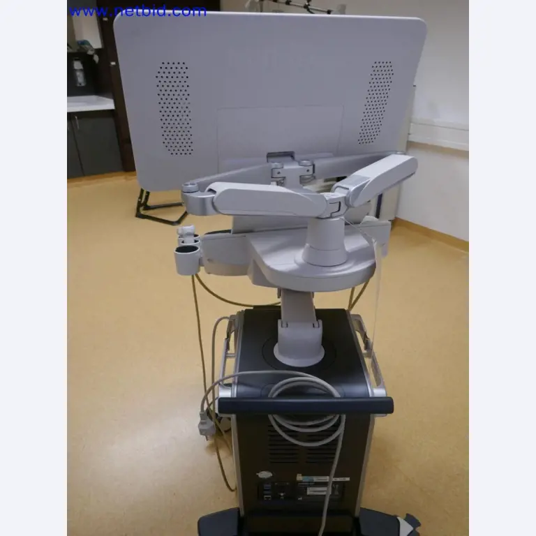 Medyczne urządzenia techniczne, wyposażenie i meble szpitalne-4