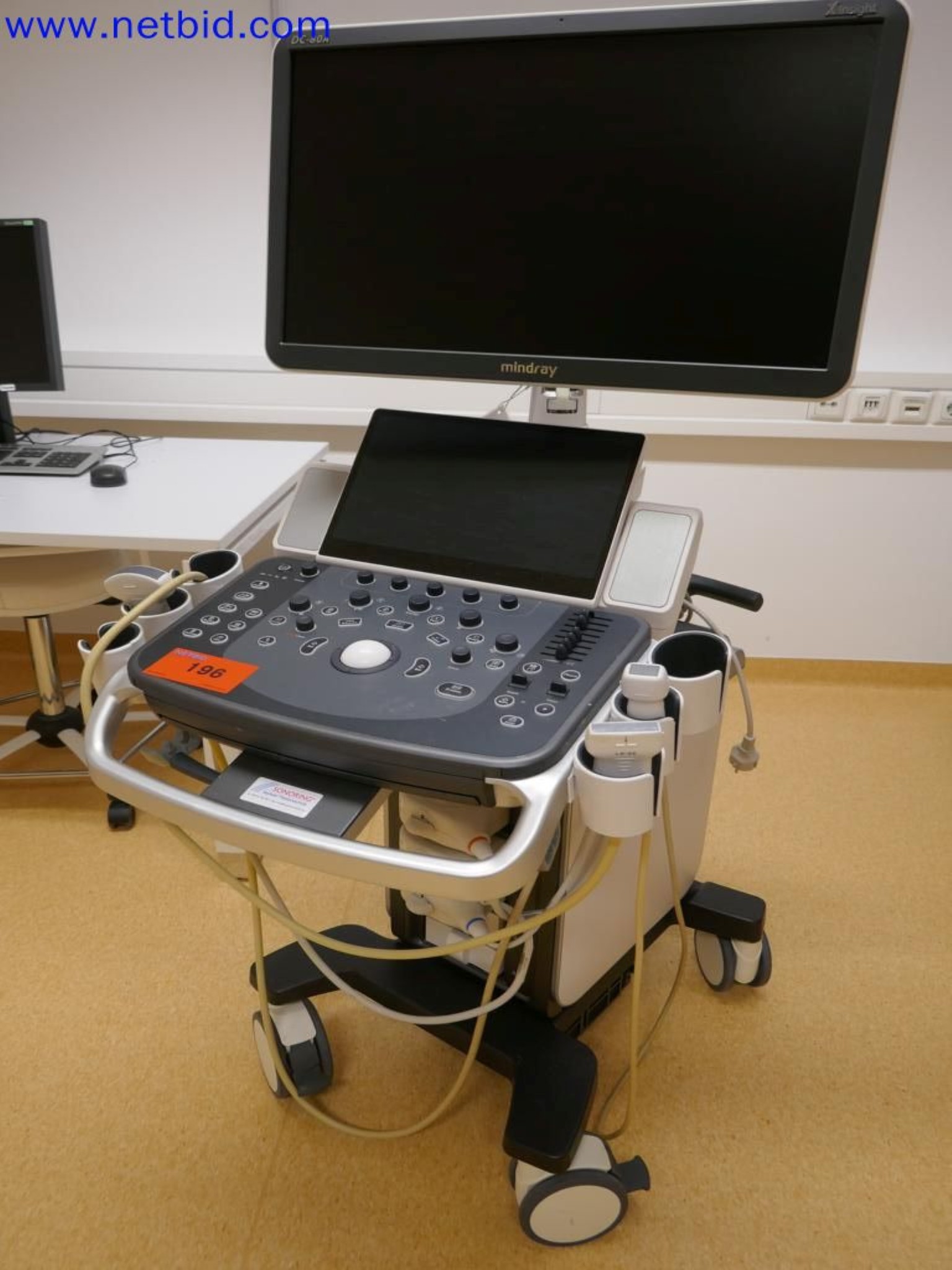 Medyczne urządzenia techniczne, wyposażenie i meble szpitalne-5