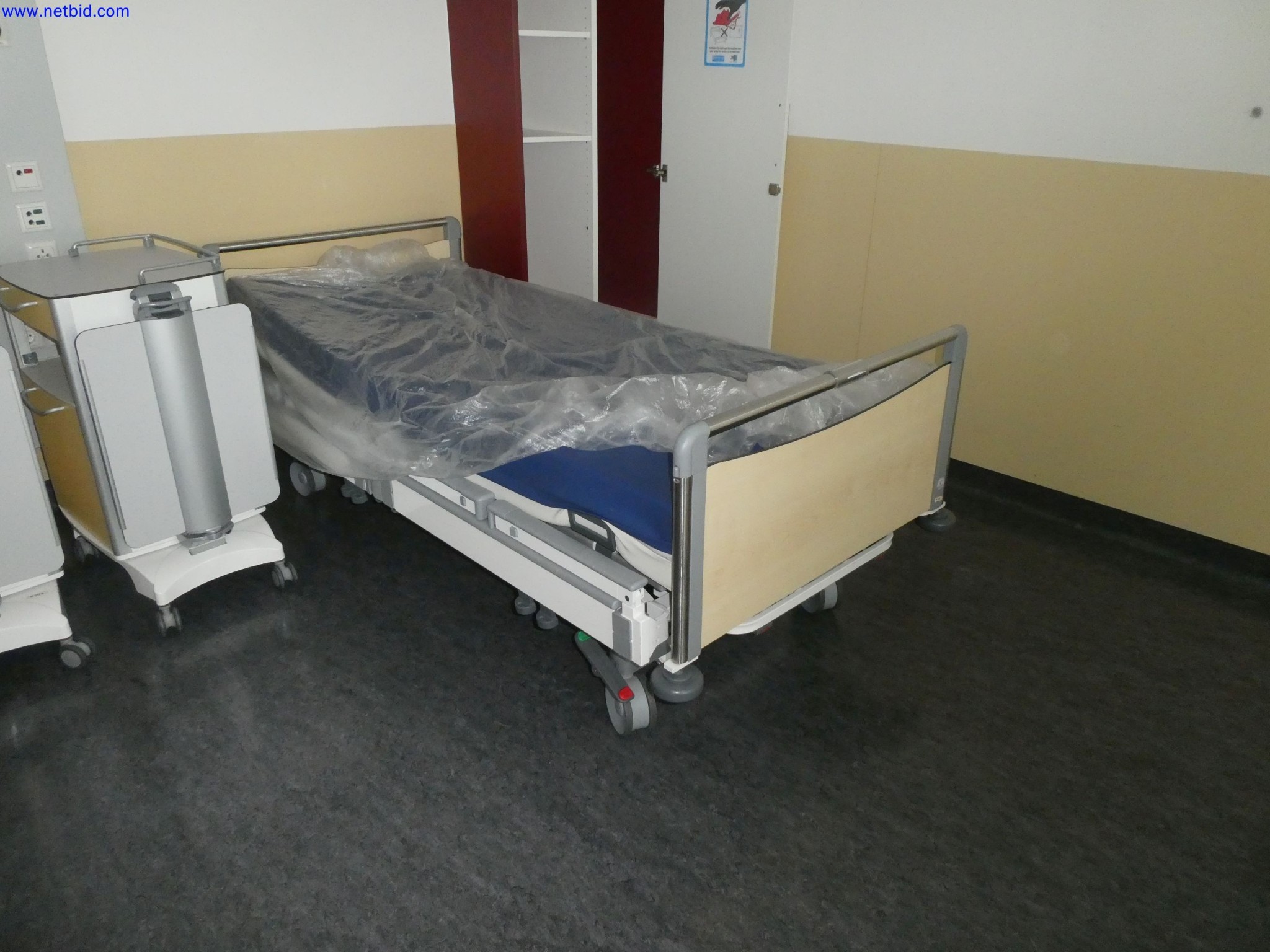 Medyczne urządzenia techniczne, wyposażenie i meble szpitalne-1