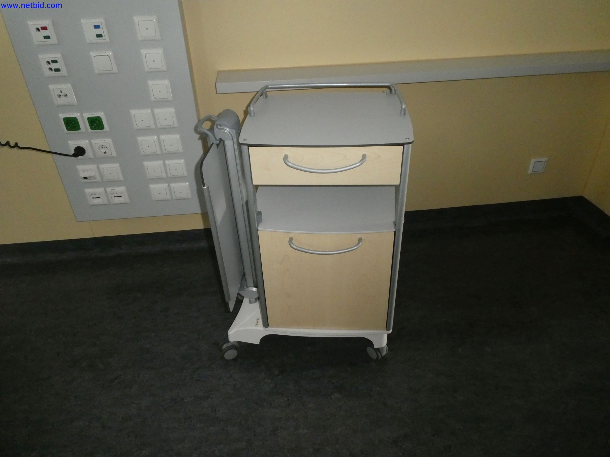 Medyczne urządzenia techniczne, wyposażenie i meble szpitalne-2